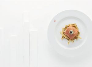 Escalope de saumon, endives liées à l’oursin, caviar osciètre par Alain Ducasse