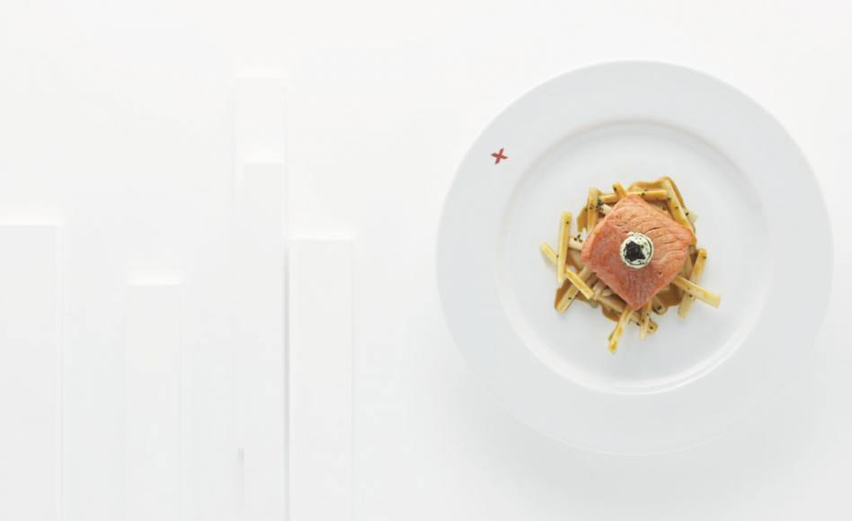 Escalope de saumon, endives liées à l’oursin, caviar osciètre par Alain Ducasse