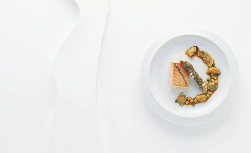 Saumon en tranche épaisse juste cuit, coquillages au jus d’une bouillabaisse par Alain Ducasse