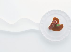 Cabillaud demi-sel cuit sur la peau, chorizo doux et piquillos farcis par Alain Ducasse