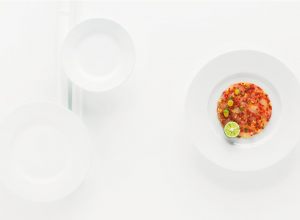 Taï en fines lamelles assaisonnées d’un mélange yuzu/miso/piments rouges/shiso/algues par Alain Ducasse