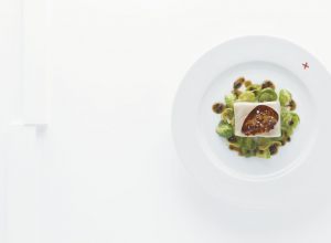 Flétan braisé, foie gras grillé choux de Bruxelles, vinaigrette à la truffe noire par Alain Ducasse