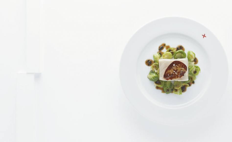 Flétan braisé, foie gras grillé choux de Bruxelles, vinaigrette à la truffe noire par Alain Ducasse