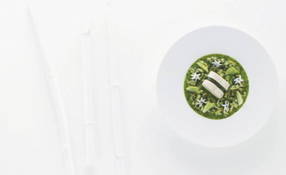 Hiramasa cuit à la vapeur d’algues, coquillages aux herbes fraîches par Alain Ducasse