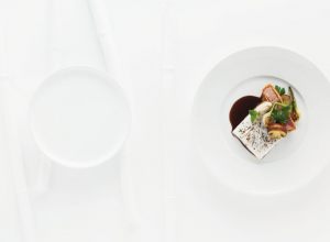 Hirame de joban en filet à plat, oignon nouveau, kinoko, poitrine paysanne « tonkatsu » par Alain Ducasse