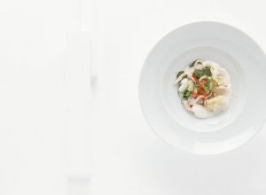 Soupe de poulet aux épices thaï et lait de coco par Alain Ducasse