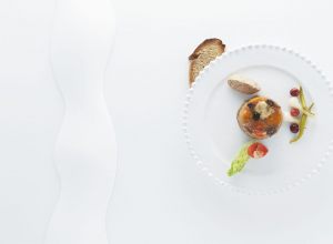Lapereau en gelée à la pulpe d’olives noires, pain de campagne toasté et ses condiments