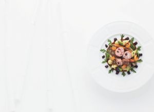 Lapin aux olives, légumes de saison liés au beurre d’escargot