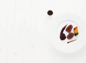 Dos de chevreuil à la broche, chou et poivrons braisés, fruits rouges cuisinés, sauce poivrade