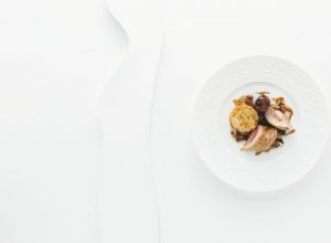 Poitrine de poule faisane fourrée de foie gras, la cuisse en caillette, gratin de courge et champignons