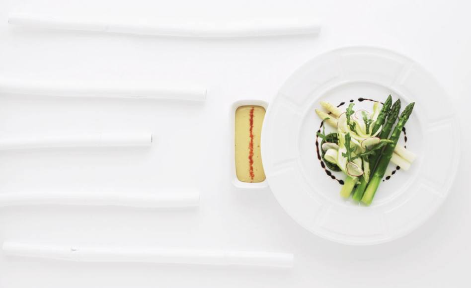 Asperges vertes et blanches, marmelade d’asperges et sauce mousseline par Alain Ducasse