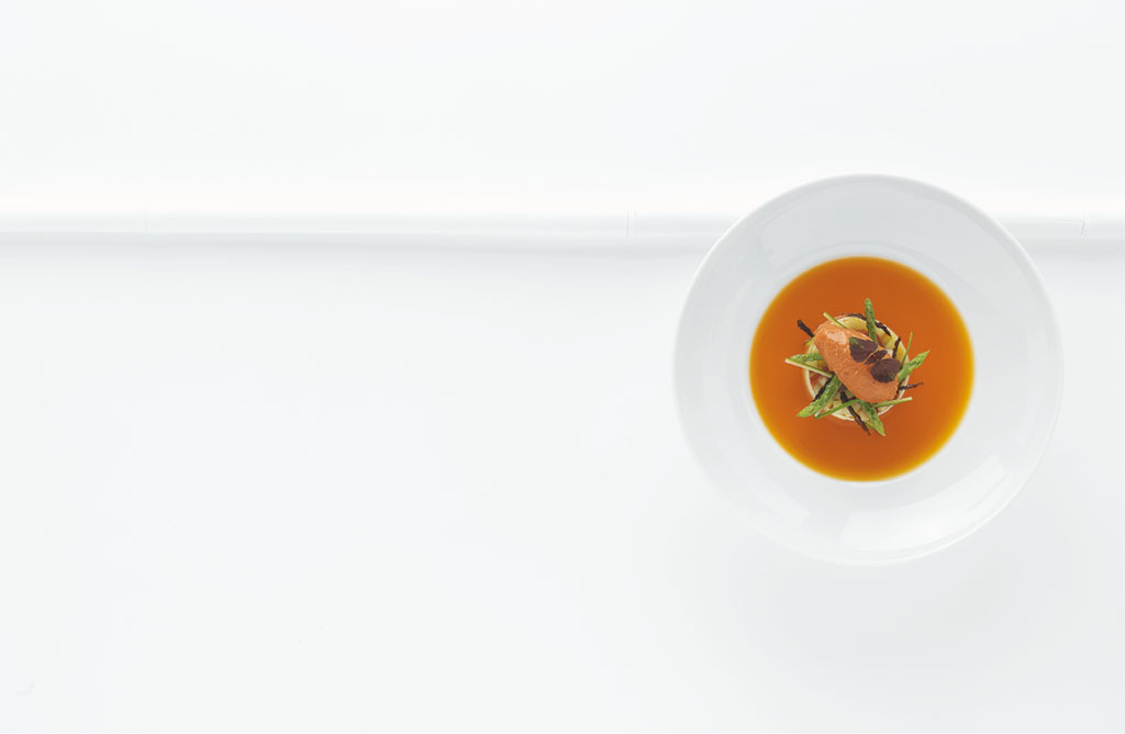 Recette de Consommé de tomate glacé, garniture taillée et sorbet tomate par Alain Ducasse