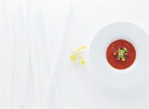 Gaspacho tomato/pastèque et basilic, céleris à croquer