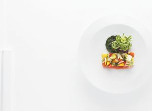 Multi-couleur de légumes cuits et crus, herbes et salades, vinaigrette végétale au citron