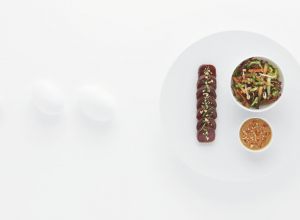 Sauté « express » légumes/salades, arachide pilée/vinaigrée, thon poêlé bleu/laqué