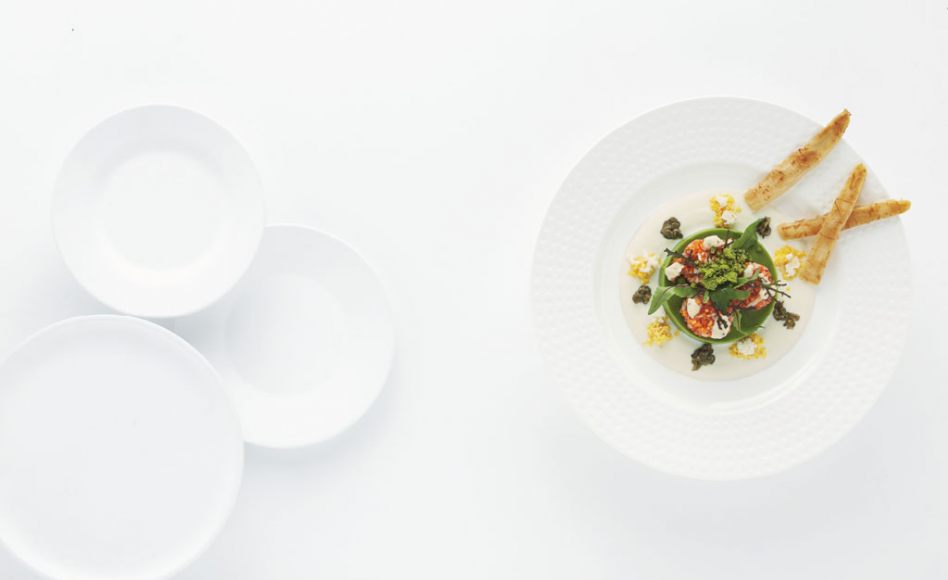 Tartare de légumes, petits pois, frites d’asperges blanches par Alain Ducasse