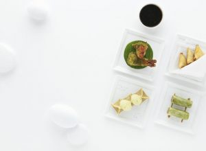 Ravioles aux crevettes, tempura de camaron au thé vert, samoussas mauriciens, caillettes de chou, sauce aigre/amère