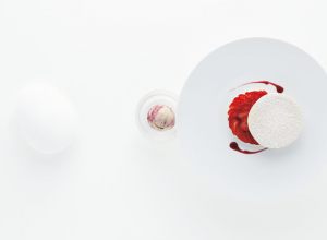Palet de fine meringue aux fraises et glace mascarpone
