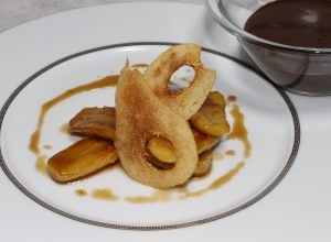 Bananes rôties, chips de poire, sauce chocolat